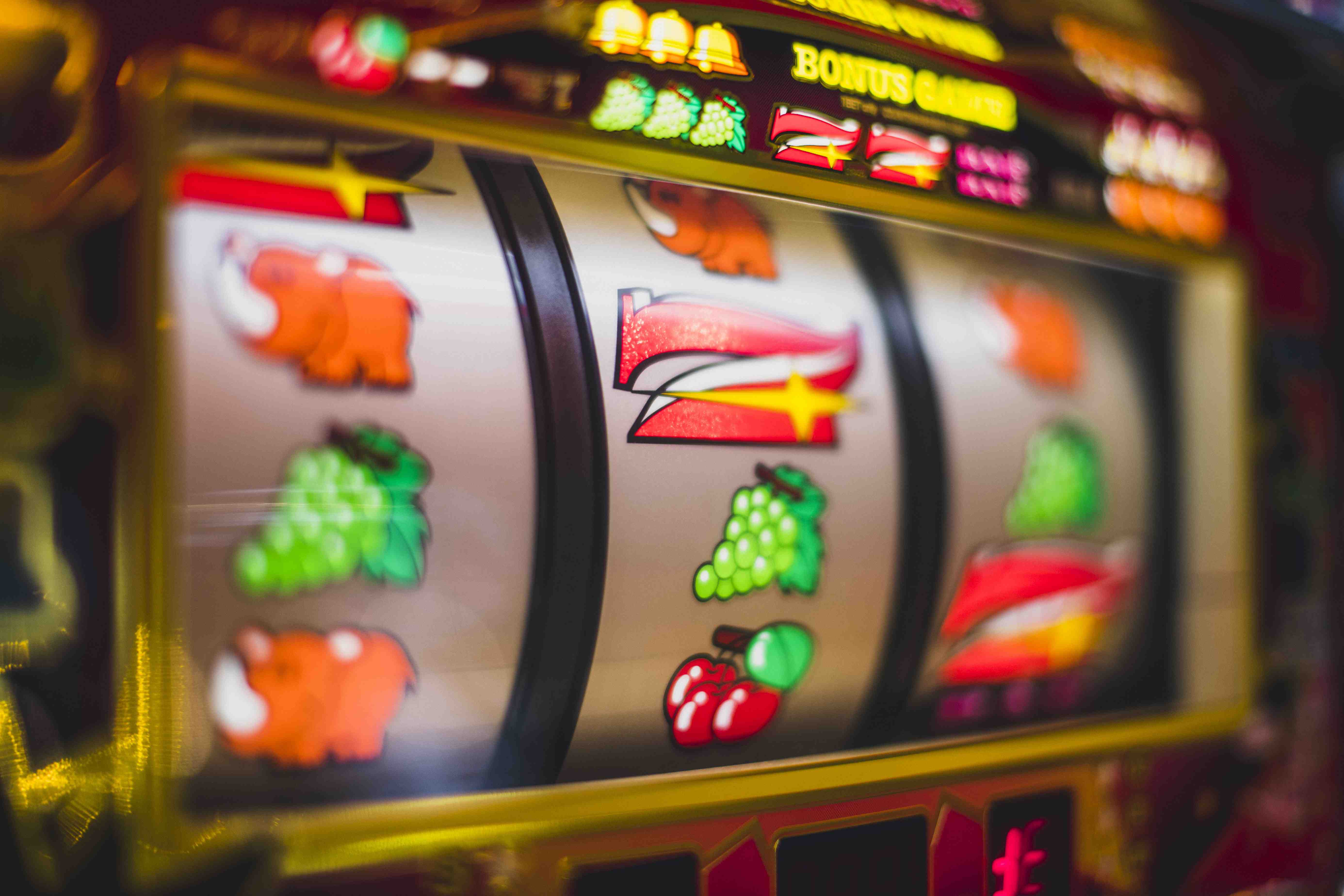 Giao diện trò chơi Bingo trực tuyến với màu xanh rừng tươi mát